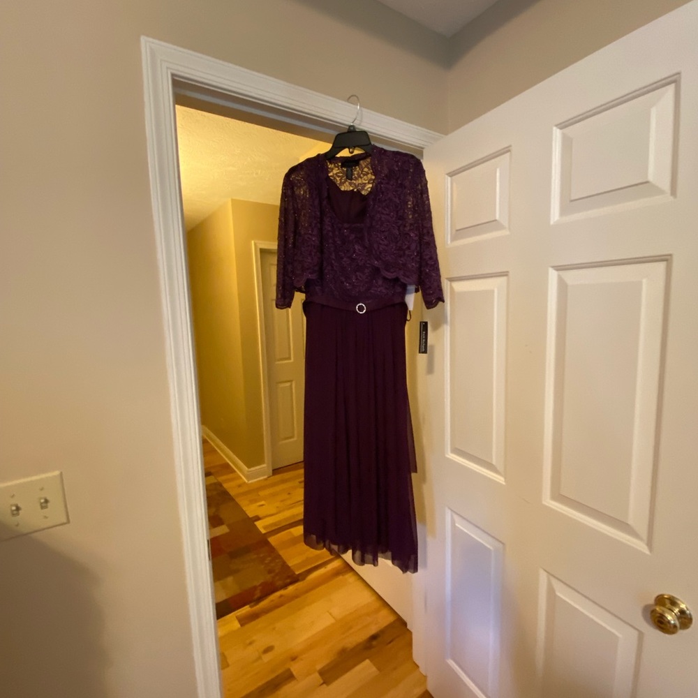 Womens Size 16 purple R&M Richards dress.